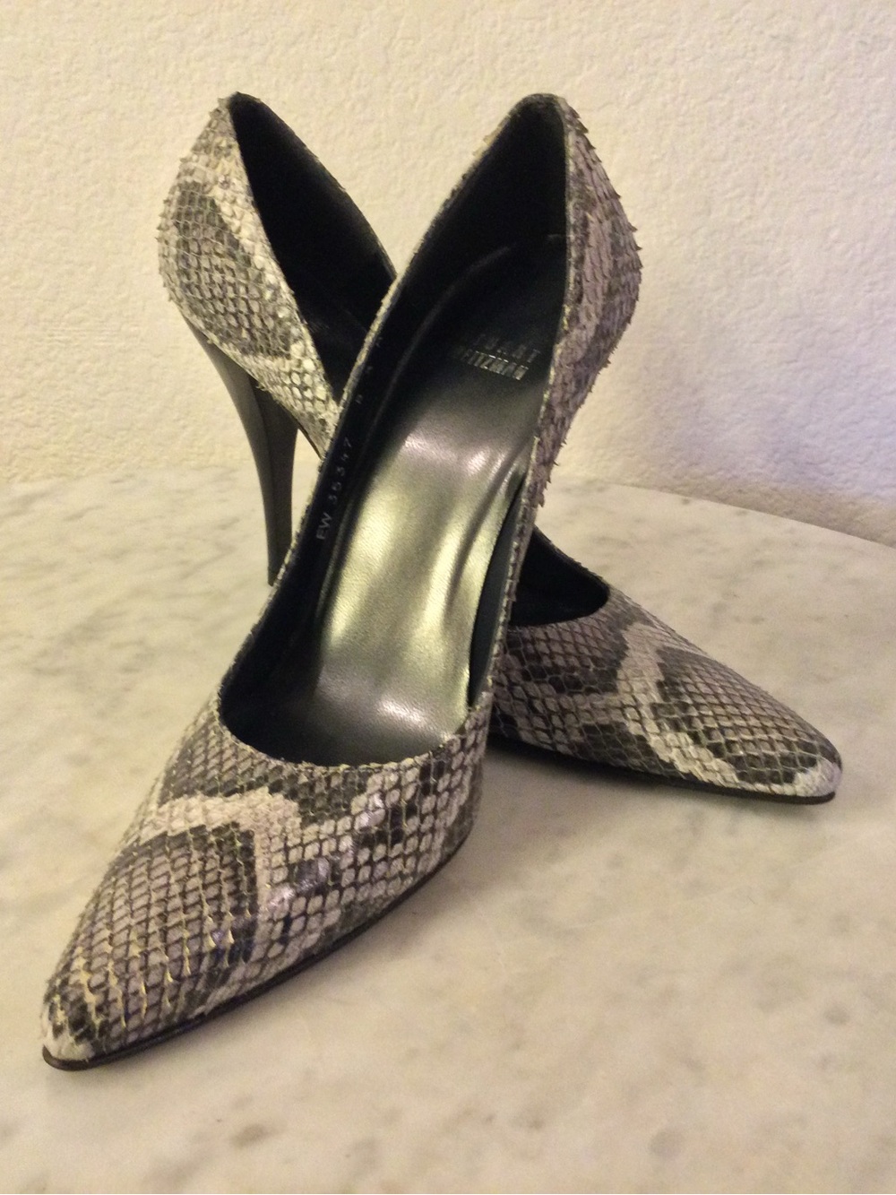 Stuart Weitzman Pointed-Toe Snake-Print Pumps in Gray and Black Size 8 1/2 M
